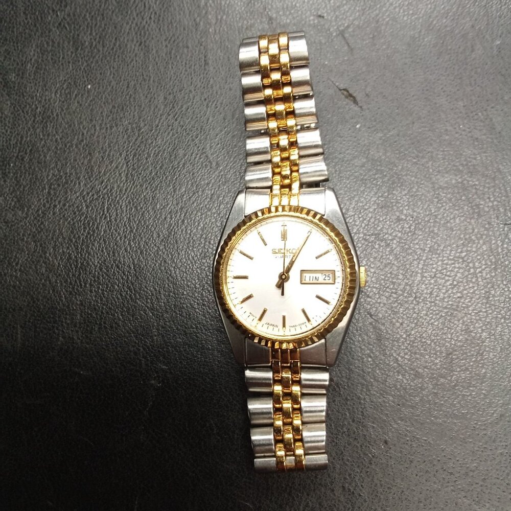 Vintage Seiko Women's 24mm White Dial Two Tone Day/Date Round 7N83 0041